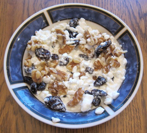 cottage cheese with raisins and walnuts