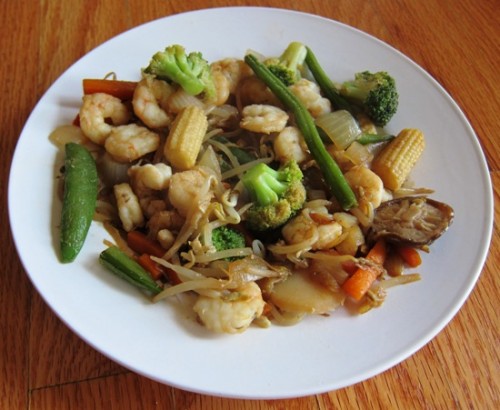 shrimp bean sprouts veggies on a plate