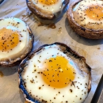 baked eggs in portobello mushrooms