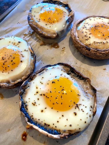 baked eggs in portobello mushrooms