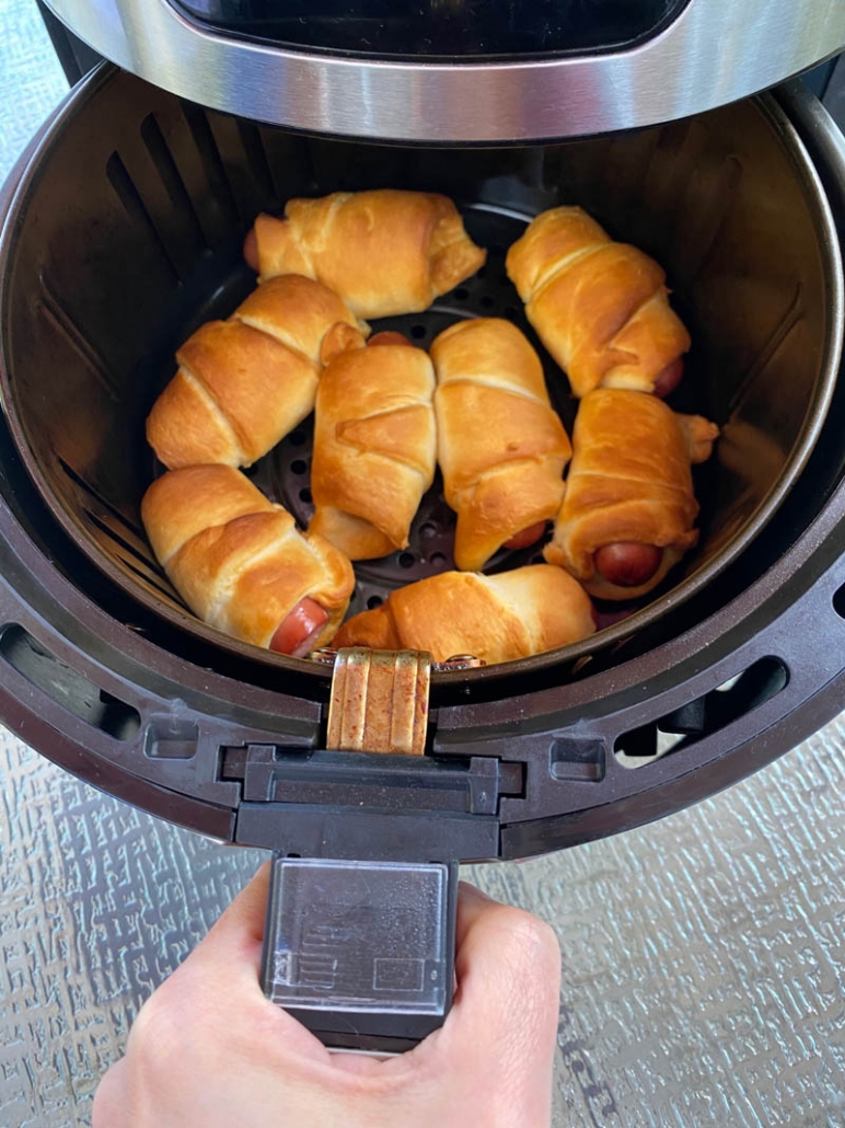 pigs in the blanket hot dogs in the air fryer