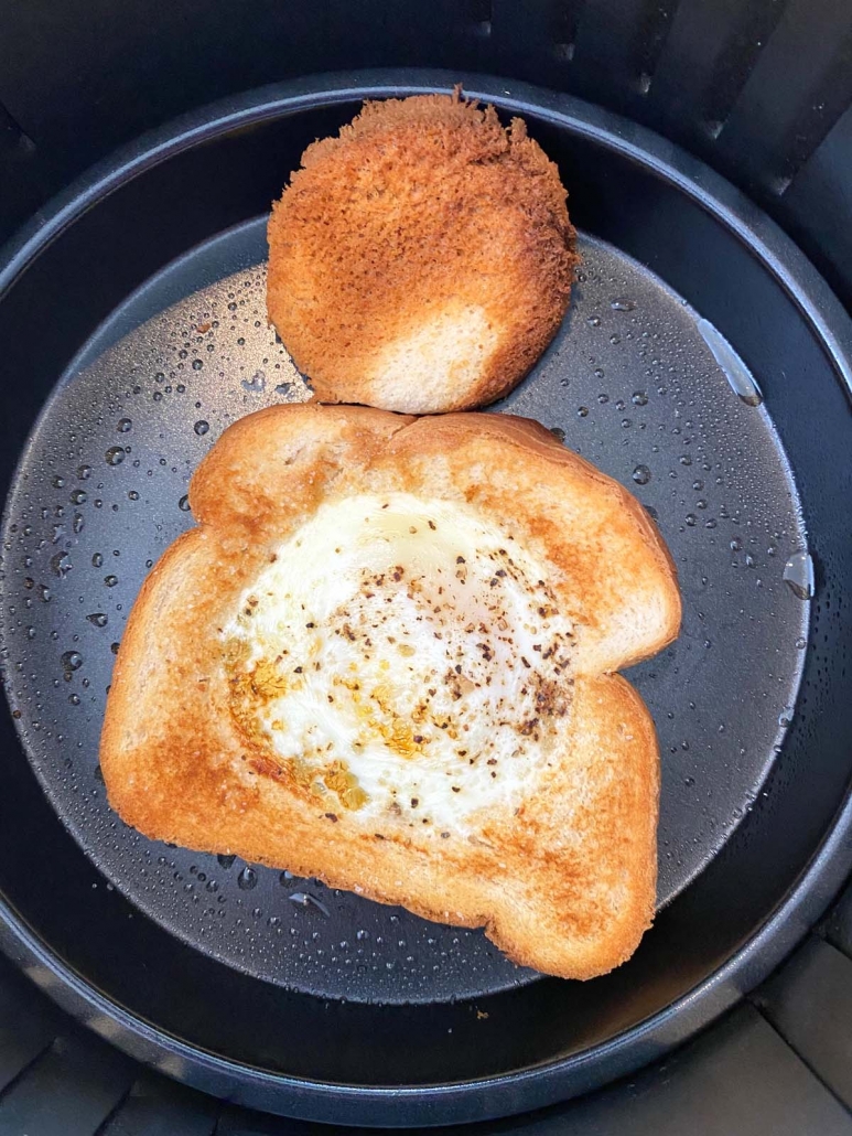 Air Fryer Egg In A Hole! 🍳🍞 Crack the egg into a bread hole and let the air  fryer do the rest! 