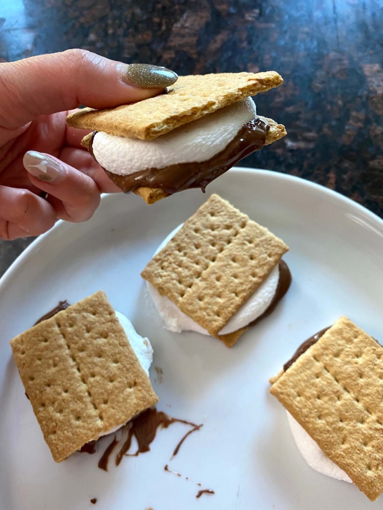 Microwave S'mores Maker, Gooey marshmallows AND crisp graham crackers?  Finally a PERFECT microwave s'more! 😍 Get the Microwave S'mores Maker  here:  (We, By Food Network