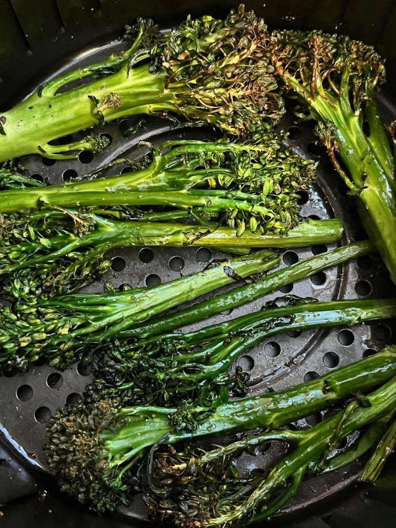 seasoned, roasted air fryer broccolini