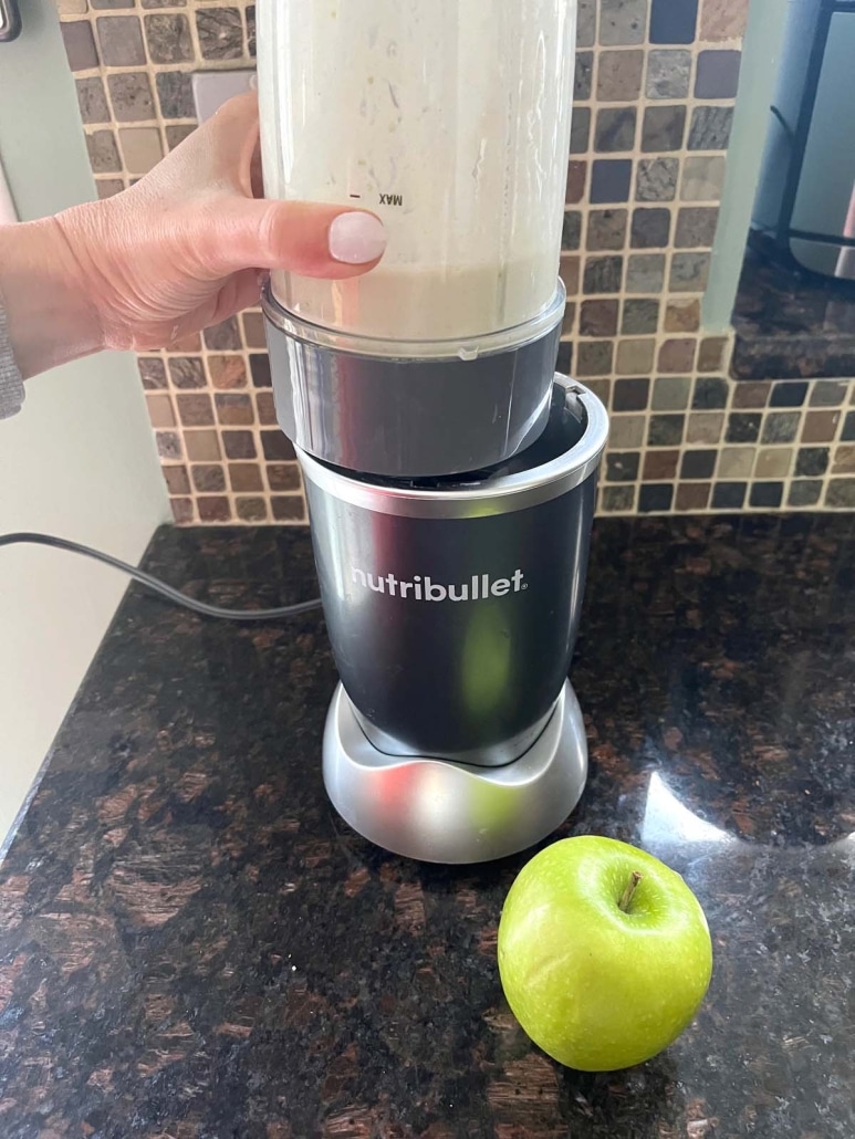 making an Apple Cinnamon Smoothie in a blender
