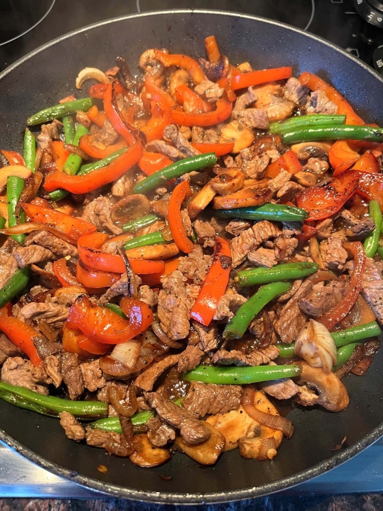 skillet full of low carb steak and vegetable stir fry