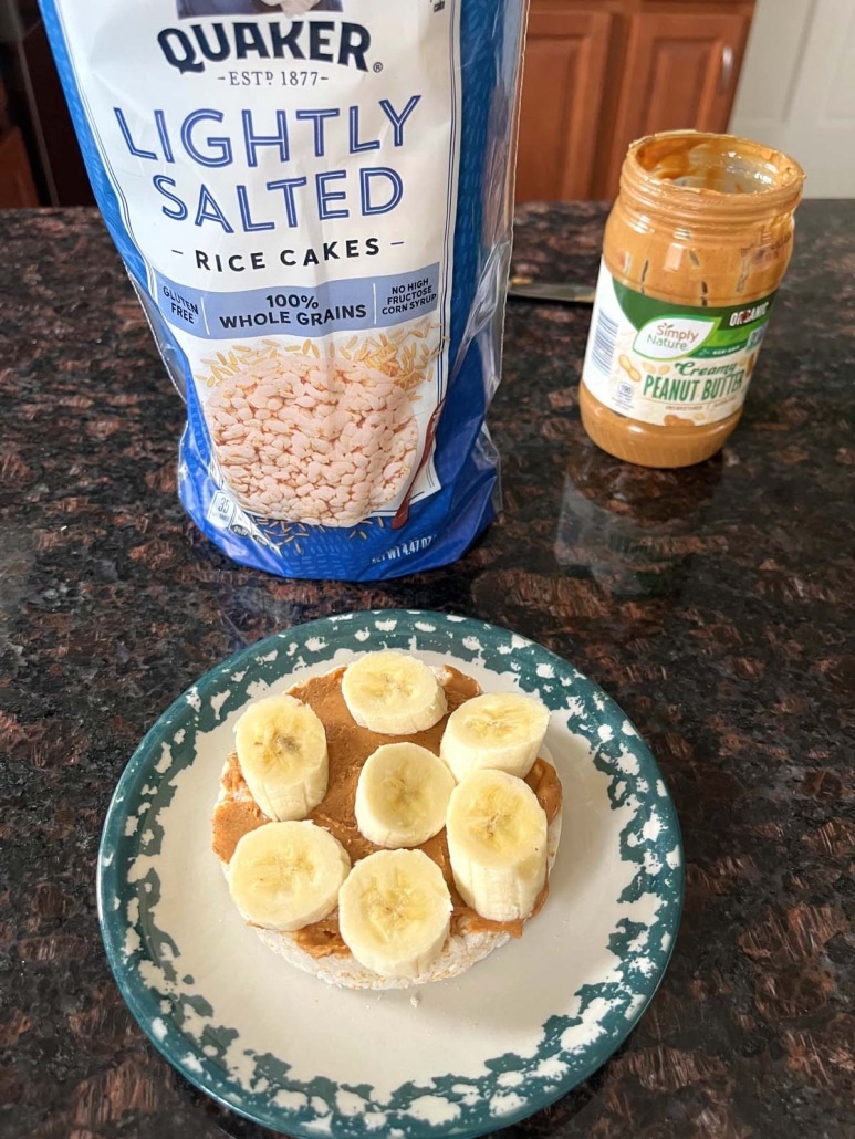 rice cakes with banana and peanut butter