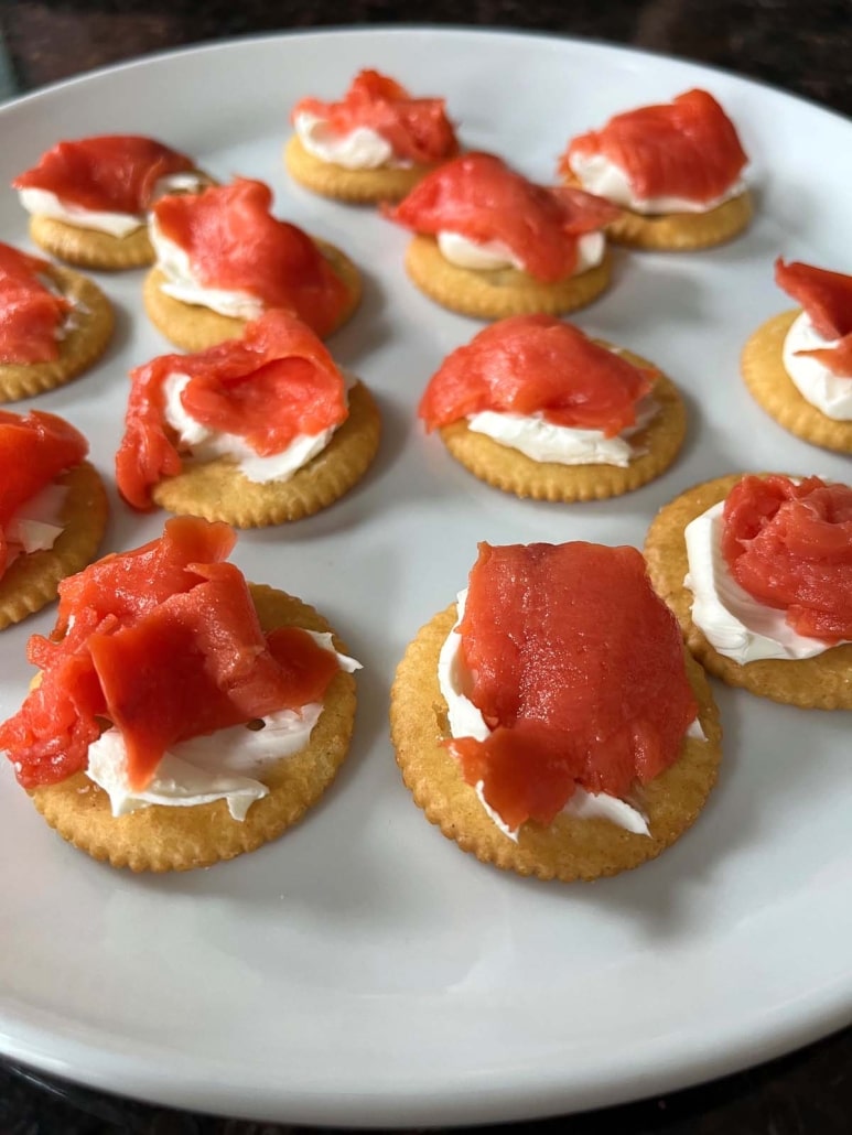 smoked salmon and cream cheese on crackers