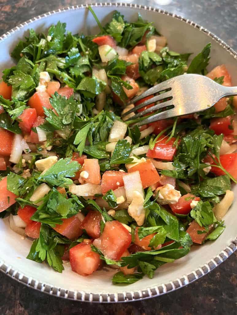  Close-up of a parsley salad, highlighting the freshness of the ingredients and the vibrant colors of the dish.